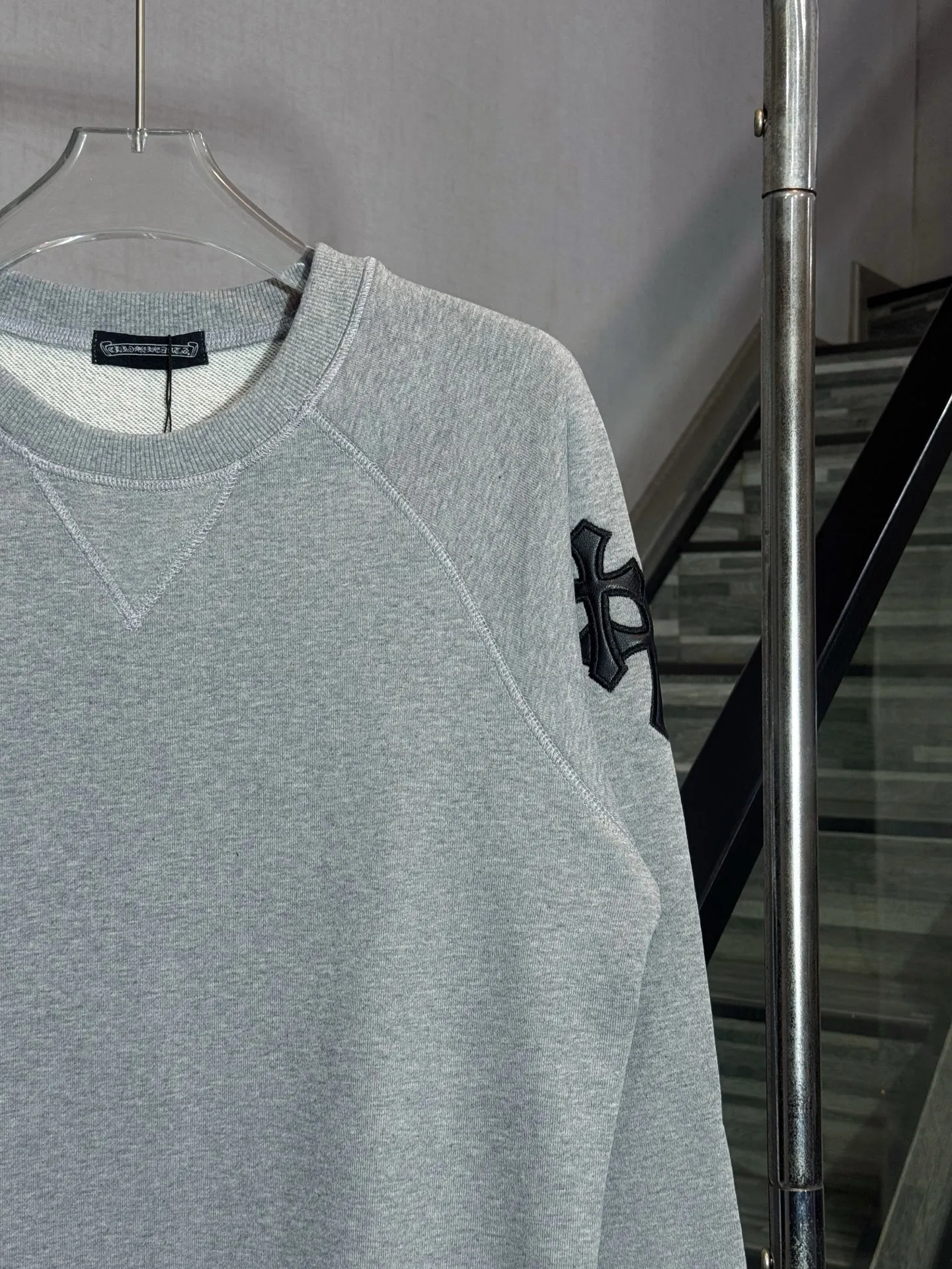 P220 model number: HE392 Chromehearts-Chrome heart logo embroidered pure cotton round neck sweatshirt The fabric of the clothing is made of 420g high-weight pure cotton terry fabric. The upper body is comfortable and breathable, has a delicate and smooth feel, and is extremely warm. The arms are sewn with the original Croix heart cross leather label. The arm hems are made of elastic threads of the same color and color. The Croix heart small letter hardware iron label is customized on the back. The original label is made by a large factory. It has three complete labels. It has a loose os version. Kuaishou Xiaohongshu's popular sweatshirt, you can buy it with confidence.  Color: Gray Size: S M L XL